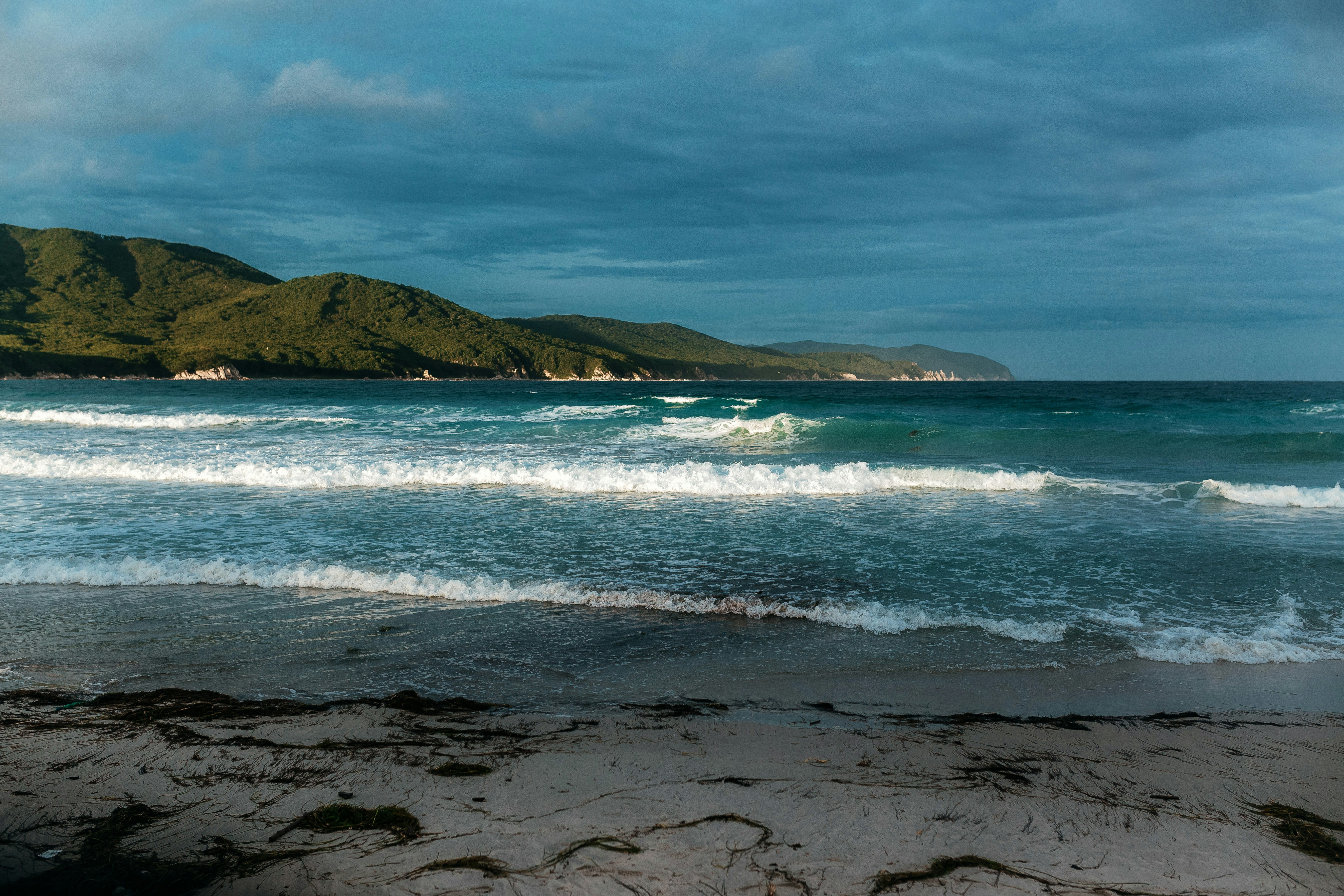 sea waves crashing on shore during daytime